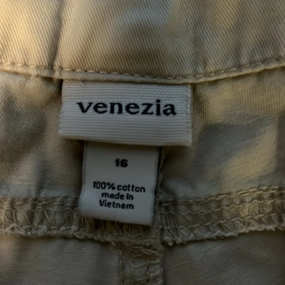 Shorts - Picture 2 of 3